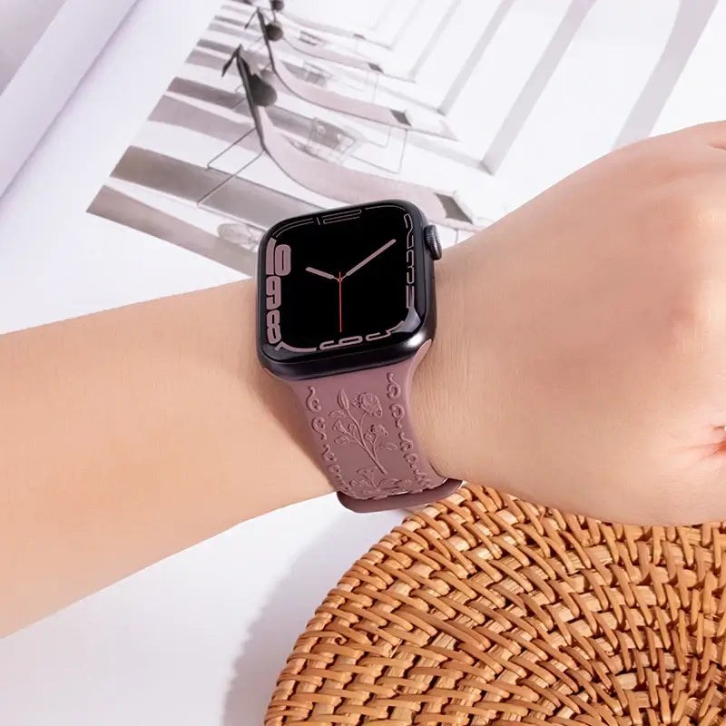 Apple Watch Silikonarmband – Floral graviert – Stilvolles Design