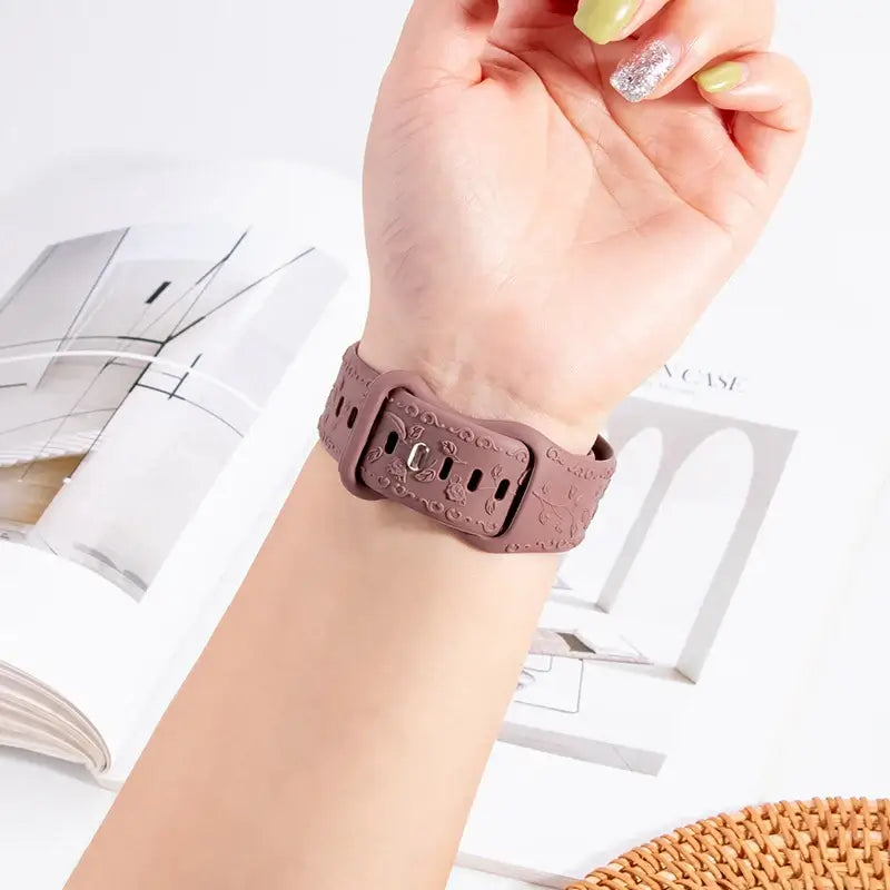 Apple Watch Silikonarmband – Floral graviert – Stilvolles Design