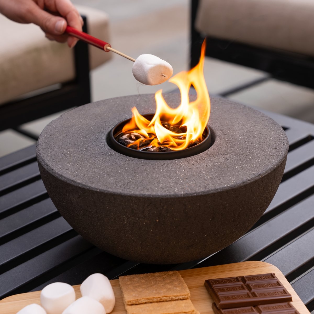 Feuerstelle aus Beton, halbrund
