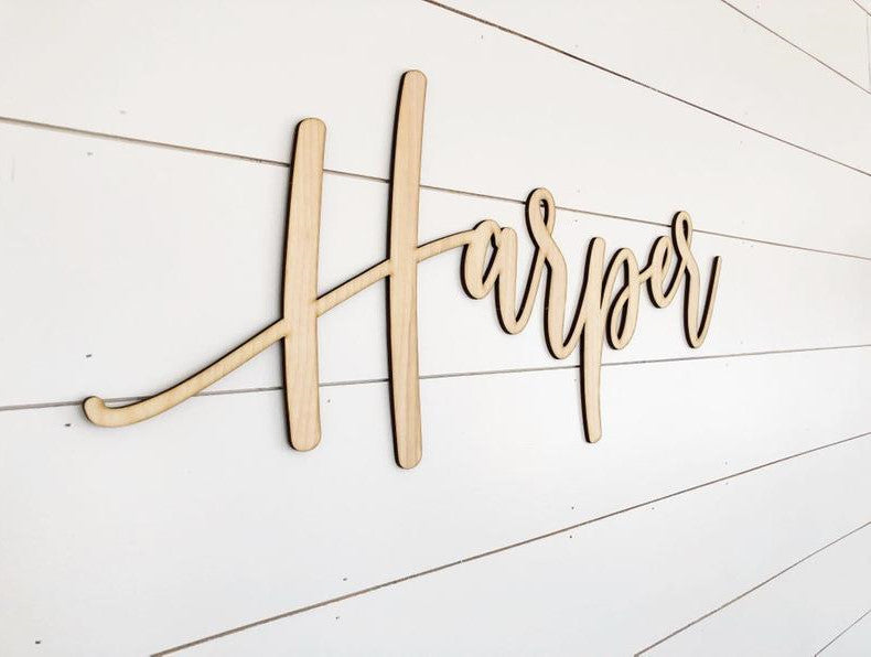 Personalisiertes Holzschild mit Wunschnamen in 27 Schriftarten